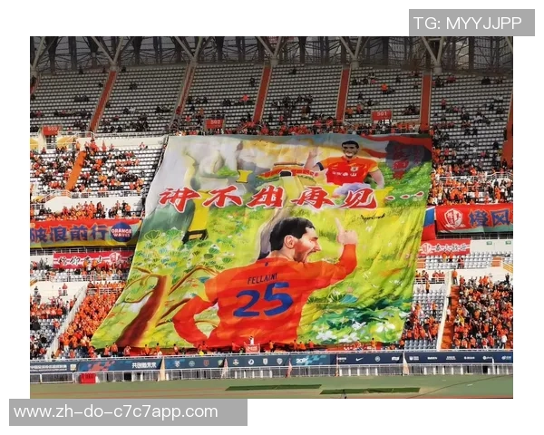 足球巨星握笔创意瞬间 捕捉球场外不为人知的专注与才华