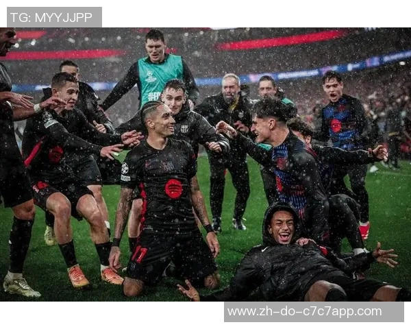 四位足球巨星的命运交响曲：荣耀、挑战与转折的故事